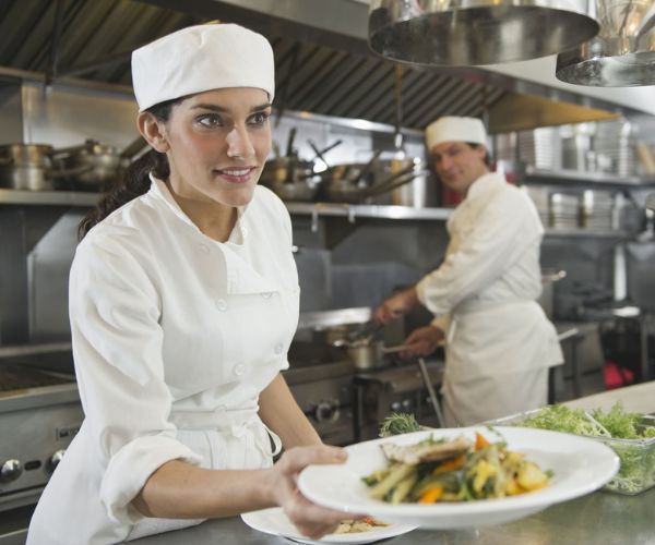 دليلك الشامل إلى استقدام طباخة محترفة من اندونيسيا 2025 24 استقدام طباخة