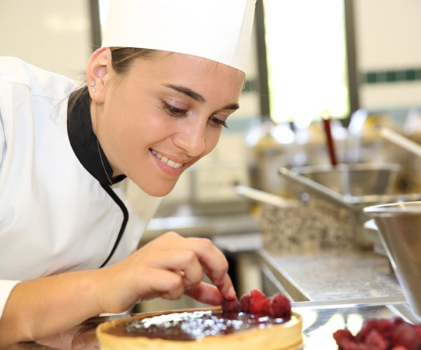 دليلك إلى استقدام شيف حلويات من اندونيسيا بخبرة عالية 2025 15 استقدام شيف حلويات