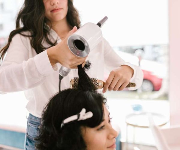 ما هي شروط استقدام كوافيرة من اندونيسيا؟..اليك الاجابة مع اورا 6 شروط استقدام كوافيرة